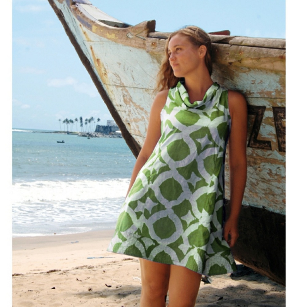 Green and white print dress with pockets!